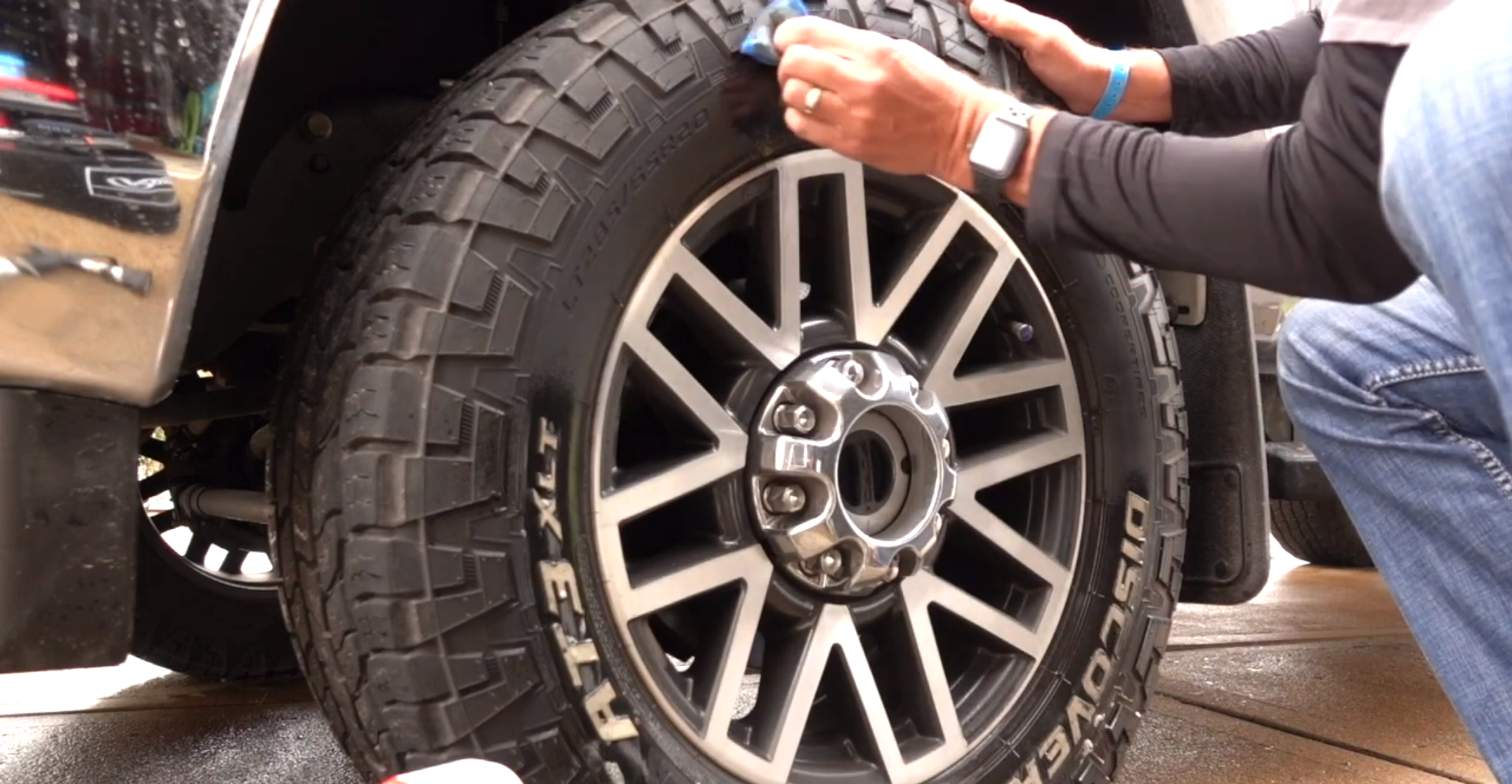 How to clean the white lines on your tires